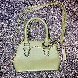 i am selling a bag.